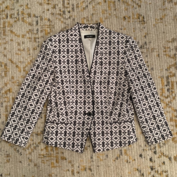 Black and white fitted blazer. Single button with asymmetrical hem. Medium. - Picture 7 of 9